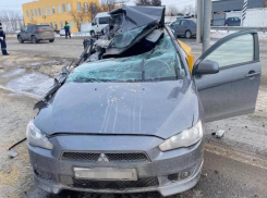 На трассе под Таганрогом погрузчик снёс крышу иномарке