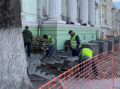 Благоустройство территории возле Дворца Алфераки идёт полным ходом