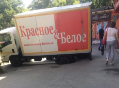 Преисподняя хочет выпить - в Таганроге просел в асфальт грузовик сети алкомаркетов