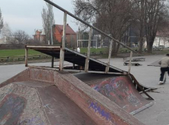 «Напротив всё сияет и моргает»: таганрожец рассказал об опасной детской площадке возле «Мармелада»