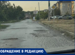 В салон красоты — по кочкам: таганрожец иронизирует над убитой дорогой в ЖК на Северном