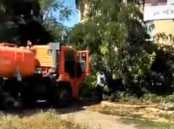 Заботливые люди подогнали целый водовоз, чтобы полить три завядших цветочка на клумбе