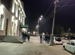 Молодежь Таганрога курит кальян между театром и администрацией