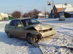 В Таганроге водитель отечественной легковушки протаранил столб