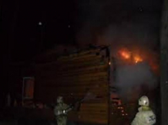 Частный дом в центре Таганрога вспыхнул по неизвестным причинам