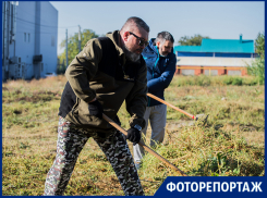Сотрудники «Экотранса» провели субботник у ТРЦ «Арбуз» в Таганроге