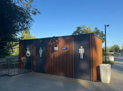 На прогулку - в памперсах: катастрофа с уличными туалетами в Таганроге