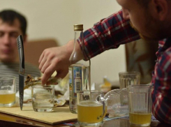 Ирония судьбы в Таганроге: неизвестный гость, очутившийся за столом, набросился на хозяина квартиры