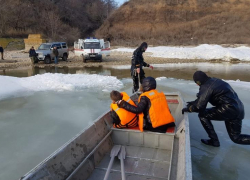 Под Таганрогом двух детей унесло на льдине