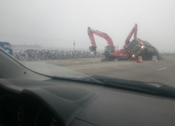 На трассе под Таганрогом сдуло грузовик