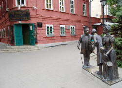 В Таганроге интернет-тролли сменили название лавки Чеховых на лавку Глебовых