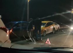 Многокилометровый затор парализовал движение в Таганроге после массового ДТП на Бакинском мосту