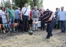  Губернатор Ростовской области сыграл в боулинг арбузом