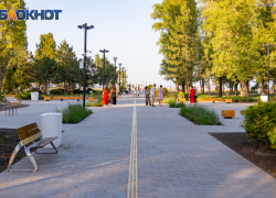 "На такую сковородку не сесть": о красивых, но опасных скамейках на Пушкинской набережной в Таганроге 