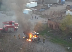 В Таганроге сгорел бесхозный автобус