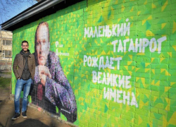 Таганрог украсил весенний портрет Федора Добронравова