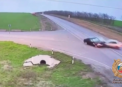 Лихач на деревенской дороге под Таганрогом устроил краш-тест трём автомобилям