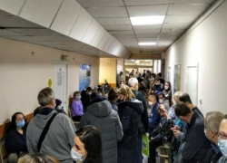  Плановую помощь ограничили, а до поликлиник, превратившихся в "рассадники инфекций", дела нет