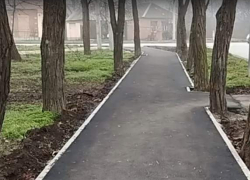 В таганрогском сквере «Больничном» появился тротуар, которого изначально не планировали