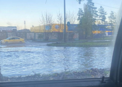 Воды по колено, машины тонут – что происходит на отремонтированном Мариупольском шоссе Таганрога