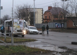 В Таганроге «Волга» нырнула в дорожную яму