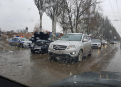 В Таганроге водитель не пропустил автомобиль и столкнулся с ним