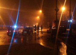 В Таганроге ВАЗ влетел в светофор и загорелся, два человека погибли