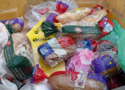 Таганрожцев взволновал хлеб, выброшенный в мусор