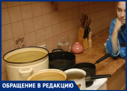 Горячей водой из кастрюлек  пользуются  жители  улицы П. Тольятти в Таганроге 