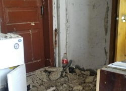 В доме №33 по пер. Украинскому потолок всё-таки рухнул 