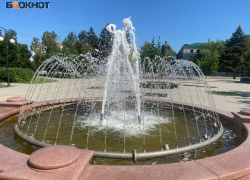 Фонтан на Октябрьской площади снова начал протекать 