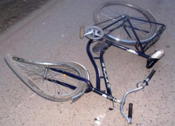  Наглый велогонщик, сбивший девушку на тротуаре, скрылся с места ДТП