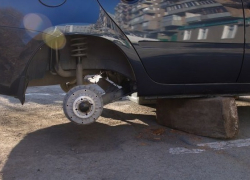  Автомобильные воры повадились «разувать» автомобили таганрожцев