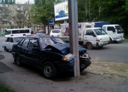 В Таганроге на привокзальной площади «Лада» врезалась в столб