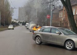 В Таганроге на ходу загорелся автомобиль 