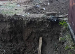 Оставшиеся без горячей воды таганрожцы готовы на руках перенести мешающий ремонтникам гараж