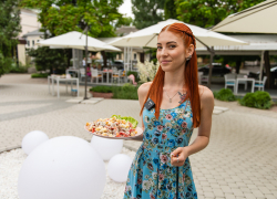  Какой секретный ингредиент добавила Анастасия Фролова в салат "Курица под кайфом"?