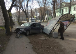  Автомобиль Ford  проехался по Бабушкина таким образом, что снес остановку