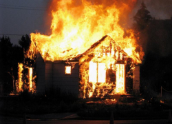 Большой частный дом сгорел под Таганрогом