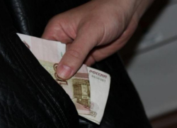 У Таганрожца на автомойке украли 50 тысяч рублей