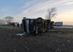 На трассе Таганрог – Ростов-на-Дону перевернулась фура