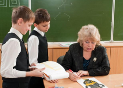 Учителя в Таганроге зарабатывают 30 тысяч рублей