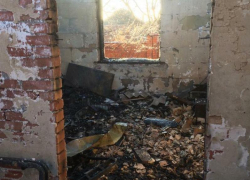 «Не дотушили и всё сгорело», - под Таганрогом пожар забрал дом многодетной семьи