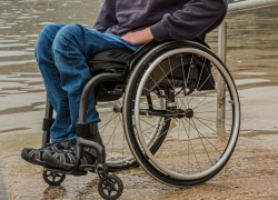 Таганрогским инвалидам предложили забирать их костыли и коляски в Ростове