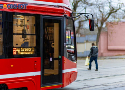 "Скоро танцевать заставят" - таганрожцы тяжело привыкают к открытию дверей "по кнопке" 