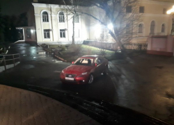 В Таганроге элитная иномарка чуть не снесла ворота центрального парка