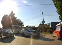 В Таганроге водитель проехал на запрещающий сигнал светофора, чем спровоцировал ДТП