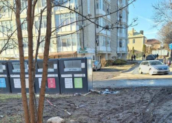 "Зона отчуждения": таганроженка устроила "фотосессию" полностью уничтоженных дорог на Русском поле