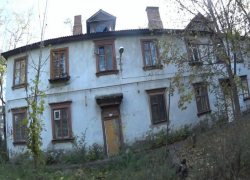 В Таганроге загорелся заброшенный дом по улице Чехова