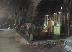 Детская площадка в Таганроге погружается в сумрак и как это связано с погодой?